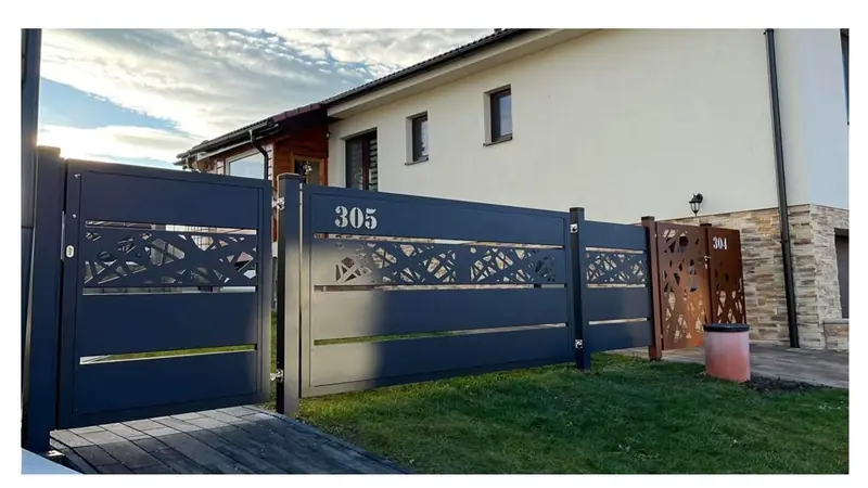 Hliníková brána a bránka v antracite s pásom DECOR a popisným číslom domu