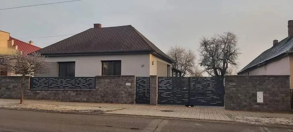 Hliníkové plotové výplne na murovaný plot s bránou a bránkou v jednom dizajne