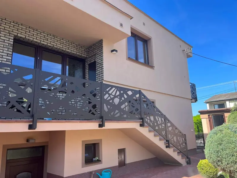 Zábradlie na balkón a vonkajšie schody s geometrickým vzorom DECOR v antracite